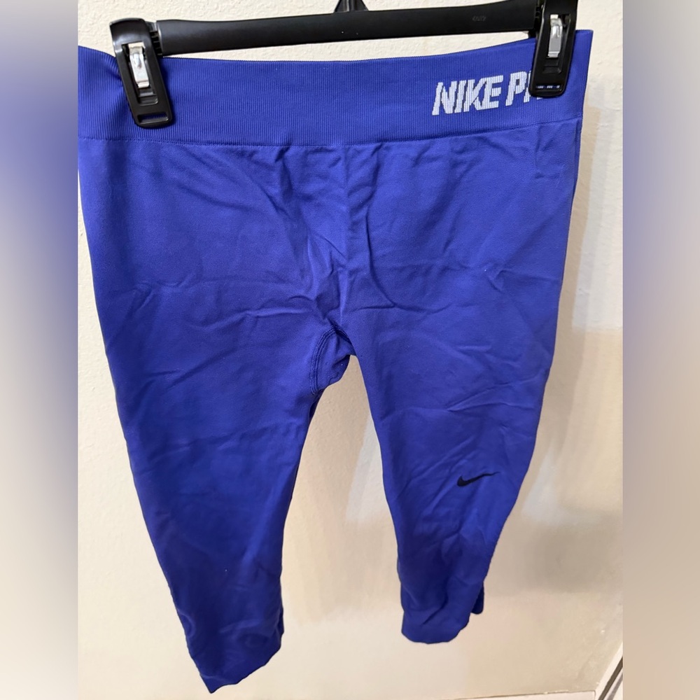 Nike women’s Purple Cropped Leggings